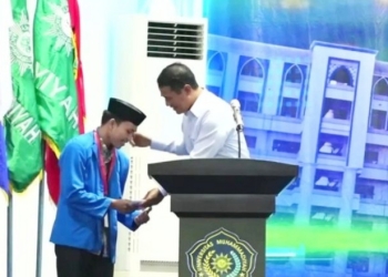 Suasana saat Andi Amran Sulaiman memberi kuliah umum dalam acara pelepasan KKN MAS Unismuh Makassar pada, Senin (01/08/22).