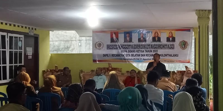 Reses masa sidang tiga tahun 2022,  Dapil satu, Aleg DPRD Kota Gorontalo, o kecamatan Hulonthalangi, Kota Gorontalo. Selasa (30/8/2022). Foto : Sari/gopos