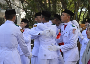 Paskibraka Bone Bolango sukses membentangkan dan mengibarkan bendera merah putih pada peringatan HUT ke-77 Kemerdekaan Republik Indonesia tingkat Kabupaten Bone Bolango di halaman Kantor Bupati, Rabu (17/8/2022). (Foto AKP/Diskominfo)