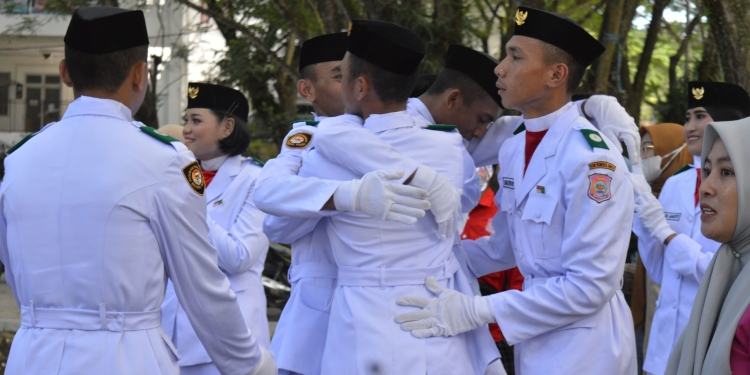 Paskibraka Bone Bolango sukses membentangkan dan mengibarkan bendera merah putih pada peringatan HUT ke-77 Kemerdekaan Republik Indonesia tingkat Kabupaten Bone Bolango di halaman Kantor Bupati, Rabu (17/8/2022). (Foto AKP/Diskominfo)