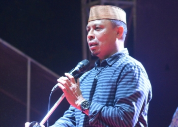 Sekertaris Daerah Kabupaten Gorontalo, Roni Sampir saat memberikan sambutan kegiatan ivent Karnaval Pemuda 2022 Di Desa Pangadaa, Kecamatan Dungaliyo, Kabupaten Gorontalo, Sabtu (14/8/2022). (Foto: Putra/Gopos)