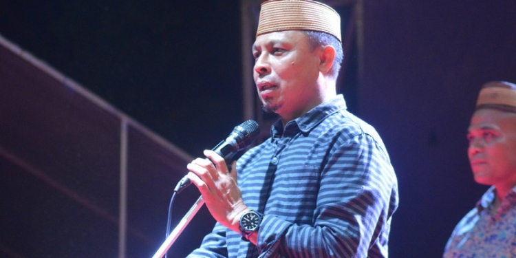 Sekertaris Daerah Kabupaten Gorontalo, Roni Sampir saat memberikan sambutan kegiatan ivent Karnaval Pemuda 2022 Di Desa Pangadaa, Kecamatan Dungaliyo, Kabupaten Gorontalo, Sabtu (14/8/2022). (Foto: Putra/Gopos)