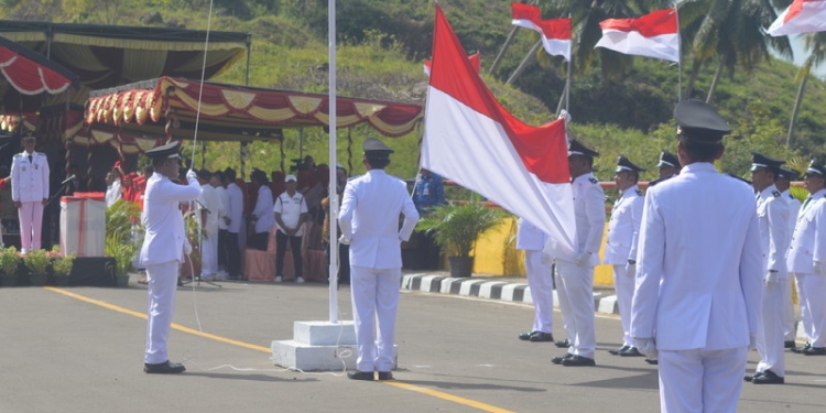 Upacara HUT KE-77 RI di Jalan GORR Desa Botumoputi, Kacamatan Tibawa, Kabupaten Gorontalo, Rabu (17/8/2022). (Foto: Putra/Gopos)