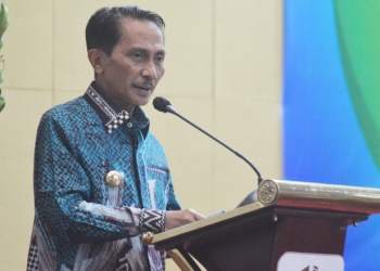 Bupati Gorontalo, Nelson Pomalingo saat menjadi Narasumber pada Kegiatan Pelatihan Peningkatan Kapasitas Staf Pemerintah Tentang Standard Operating Procedure – Good Agricutural Practices (SOP-GAP) Komoditi Pisang Gapi The Development of Integrated Farming System at Upland Areas (Upland Project) di Ballroom Hotel Damhil UNG, Kota Gorontalo, Rabu malam (24/8/2022). (Foto: Putra/Gopos)