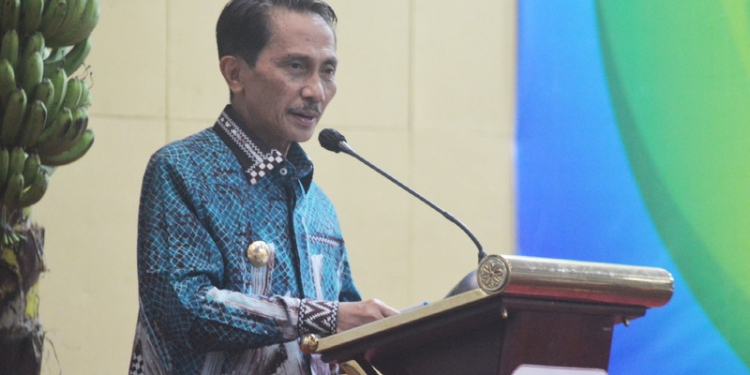 Bupati Gorontalo, Nelson Pomalingo saat menjadi Narasumber pada Kegiatan Pelatihan Peningkatan Kapasitas Staf Pemerintah Tentang Standard Operating Procedure – Good Agricutural Practices (SOP-GAP) Komoditi Pisang Gapi The Development of Integrated Farming System at Upland Areas (Upland Project) di Ballroom Hotel Damhil UNG, Kota Gorontalo, Rabu malam (24/8/2022). (Foto: Putra/Gopos)