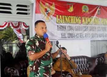 Dandim 1304 Gorontalo, Letkol Inf Arif Munawar saat memberikan sambutan pada kegiatan pencanangan Kampung Pancasila di Kelurahan Limba U2, Kota Selatan, Kota Gorontalo. (foto.istimewa)