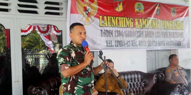 Dandim 1304 Gorontalo, Letkol Inf Arif Munawar saat memberikan sambutan pada kegiatan pencanangan Kampung Pancasila di Kelurahan Limba U2, Kota Selatan, Kota Gorontalo. (foto.istimewa)