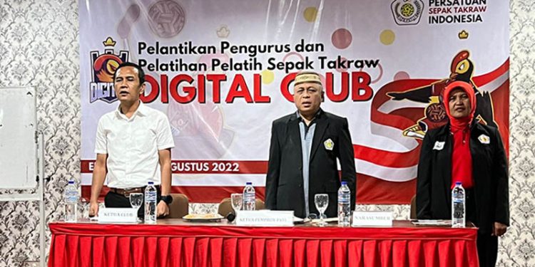 Ketua PSTI Provinsi Gorontalo, Sofyan Puhi (tengah) pada Pelantikan Pengurus dan Pelatihan Pelatih Sepak Takraw Digital Club, Senin (15/8/2022). (istimewa)
