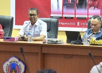 Ekonom UNG Dr. Muhamad Amir Arham, ME, (tengah) pada pada dialog mengenai rencana menaikkan harga BBM (Dok. UNG)