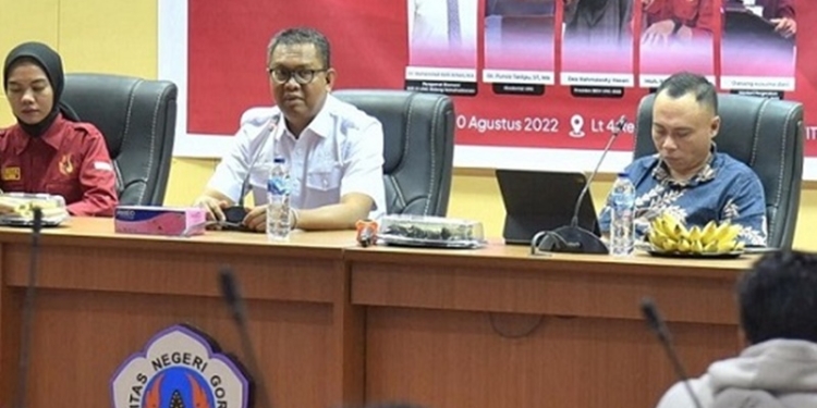 Ekonom UNG Dr. Muhamad Amir Arham, ME, (tengah) pada pada dialog mengenai rencana menaikkan harga BBM (Dok. UNG)