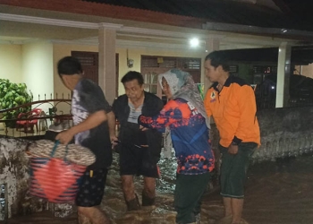 Warga terdampak banjir di wilayah Kecamatan Bone, Bone Bolango dievakuasi ke lokasi yang aman.