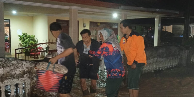 Warga terdampak banjir di wilayah Kecamatan Bone, Bone Bolango dievakuasi ke lokasi yang aman.