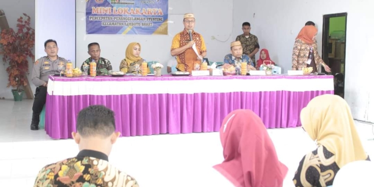 Sekretaris Daerah Kabupaten Gorontalo, Roni Sampir saat menghadiri Plpengukuhan Tim Percepatan Penurunan Stunting (TPPS) di Kantor Desa Huidu, Kecamatan Limboto Barat, Selasa (23/8/2022). (Foto: Istimewa)