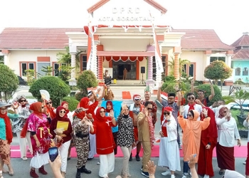 Peserta lomba fashion show ala staf sekretariat DPRD Kota Gorontalo, Selasa (9/8/2022). Foto: Sari/gopos