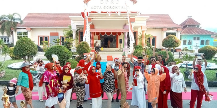 Peserta lomba fashion show ala staf sekretariat DPRD Kota Gorontalo, Selasa (9/8/2022). Foto: Sari/gopos