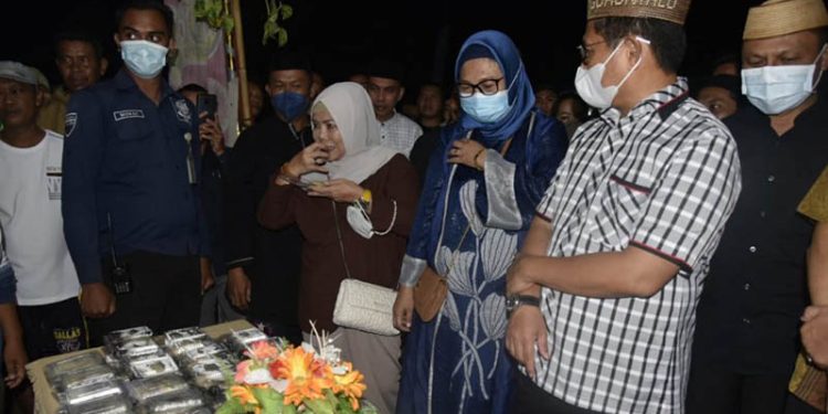 Penjabat Gubernur Hamka Noer didampingi istri drg. Gamari Monoarfa juga anggota DPR RI Komisi VIII Idah Syahidah saat meninjau stand masyarakat yang menyajikan kue apangi secara gratis pada Festival Apangi oleh masyarakat Kecamatan Tibawa, Senin (8/8/2022). Foto Salman
