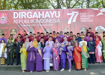 Bupati Hamim Pou didampingi Wakil Bupati Merlan S. Uloli, Sekda Ishak Ntoma, Ketua TP PKK Lolly Pou Yunus serta jajaran Forkopimda dan Pimpinan OPD saat berpose bersama usai upacara peringatan HUT ke-77 Kemerdekaan Republik Indonesia di Kabupaten Bone Bolango yang berjalan penuh khidmat, di halaman Kantor Bupati, Rabu (17/8/2022). (Foto AKP/Diskominfo)