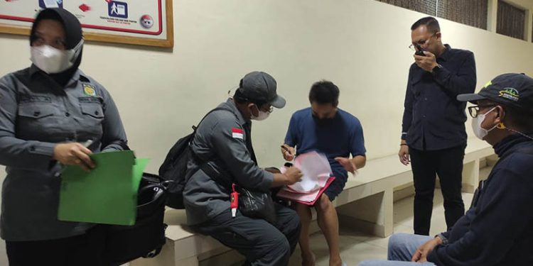 Tim Tabur Kejati Gorontalo bersama Tim Intelejen Kejati Bali mengamankan GM Pulo Cinta, RS alias Yoyon, Rabu (31/8/2022) (foto: istimewa)