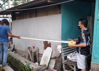 Personil Polsek tilongngkabila, bersama Polres Bone Bolango sedang memasang garis polisi di tempat kejadian perkara. Minggu (7/8/2022). Foto : istimewa