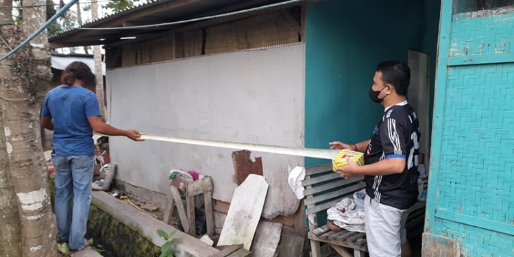 Personil Polsek tilongngkabila, bersama Polres Bone Bolango sedang memasang garis polisi di tempat kejadian perkara. Minggu (7/8/2022). Foto : istimewa