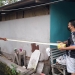 Personil Polsek tilongngkabila, bersama Polres Bone Bolango sedang memasang garis polisi di tempat kejadian perkara. Minggu (7/8/2022). Foto : istimewa