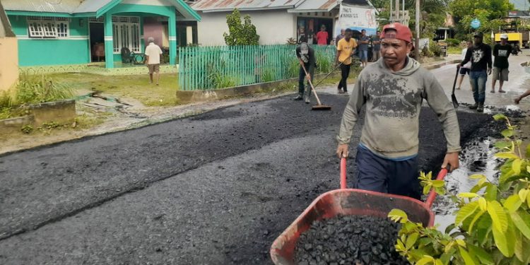 Proses pembangunan serta pengaspalan Jalan Widipalapa, Desa Tilote, Kecamatan Tilango, Kabupaten Gorontalo. (Foto: Istimewa)