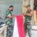 Babinsa, Kodim 1304 Gorontalo, saat menghampiri pelaku usaha untuk memasang bendera merah putih. Foto : istimewa.