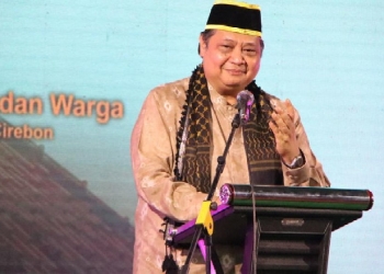 Airlangga Hartarto saat menghadiri Haul Armarhumin, Sesepuh, dan Warga Pondok Buntet Pesantren, di Cirebon, Sabtu (6/8/2022).