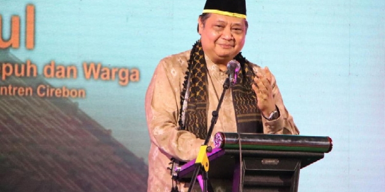 Airlangga Hartarto saat menghadiri Haul Armarhumin, Sesepuh, dan Warga Pondok Buntet Pesantren, di Cirebon, Sabtu (6/8/2022).