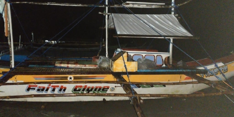 Perahu yang digunakan nelayan asal Filipina yang terdampar di pesisir laut Tolinggula, Kabupaten Gorontalo Utara. (foto.istimewa)