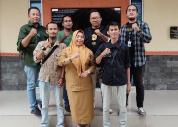 Sekretaris Dewan Kabupaten Bone Bolango, Mery S Ngadju berfoto bersama Jurnalis DPRD Bone Bolango. (Foto: Putra/Gopos)