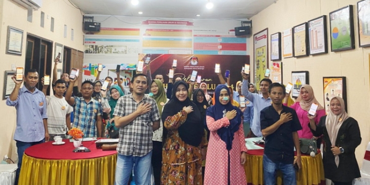 Komisi Pemilihan Umum (KPU) Bone Bolango melaksanakan sosialisasi terkait aplikasi mobile Lindungihakmu. Pelaksanaan sosialisasi berlangsung di Rumah Pintar Pemilu (RPP Bhanthayo) KPU Bone Bolango, Ahad (14/8/2022). (Foto: Istimewa)