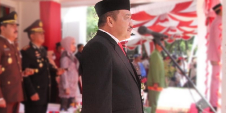 Ketua Dewan Perwakilan Rakyat Daerah (DPRD) Kabupaten Bone Bolango, Halid Tangahu saat mengikuti upacara HUT KE-77 RI. (Foto: Humas)