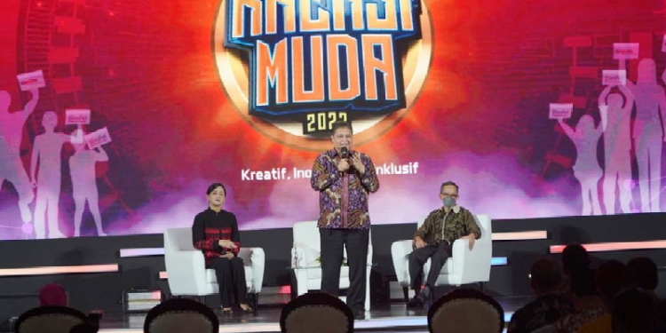 Menteri Koordinator Bidang Perekonomian Airlangga Hartarto saat menghadiri puncak acara KEJAR Prestasi Generasi Muda Indonesia (KREASIMUDA) yang diselenggarakan oleh Otoritas Jasa Keuangan (OJK) di SMESCO Convention Hall Jakarta, Selasa (23/08).