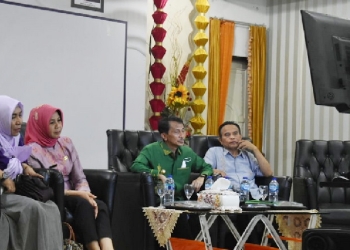 Bupati Gorontalo, Nelson Pomalingo saat menjadi Narasumber pada Acara Webiner Nasional dengan Tema "Ayo Bangkit !!! Kelapa Pohon Kehidupan Menjadi Industri Strategis Nasional melalui Via Zoom di Rumah Dinas Bupati Gorontalo, Kamis (25/8/2022). (Foto: Putra/Gopos)