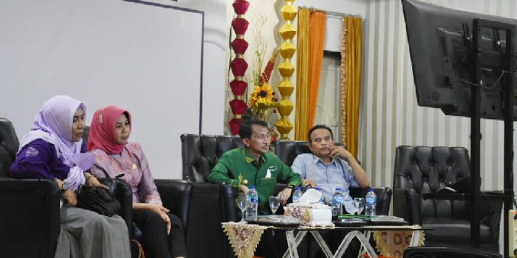 Bupati Gorontalo, Nelson Pomalingo saat menjadi Narasumber pada Acara Webiner Nasional dengan Tema "Ayo Bangkit !!! Kelapa Pohon Kehidupan Menjadi Industri Strategis Nasional melalui Via Zoom di Rumah Dinas Bupati Gorontalo, Kamis (25/8/2022). (Foto: Putra/Gopos)