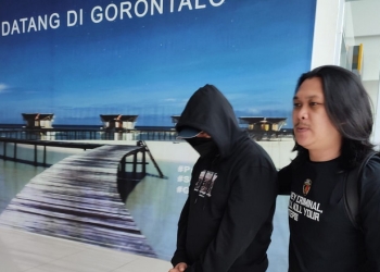 Dibawah pengawalan ketat Tim Ditreskrimum Polda Gorontalo Rahmat Is Ambo tiba di Gorontalo, Senin (29/8/2022). (Foto: Istimewa)