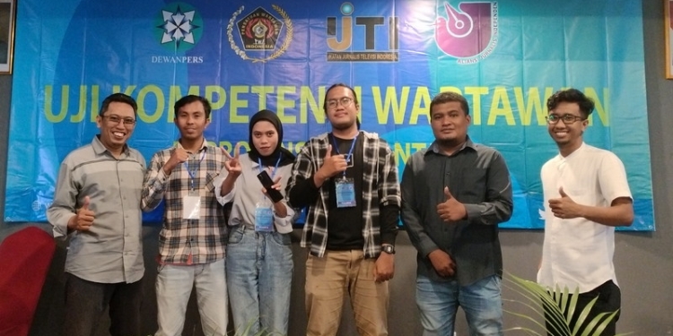 Empat wartawan Gopos.id ialah Yusuf Konoli (kedua dari kiri) , Wa Ode Saritilawa (ketiga dari kiri) Farun Paramata (kedua dari kanan), Wali Putra Pratama Tangahu (ketiga dari kanan) bersama Pimpinan Redaksi Gopos.id, Andi Aulia Arifuddin (pertama dari kanan) dan Wakil Direktur Gopos.id, Hasanuddin Djadin (pertama dari kiri).