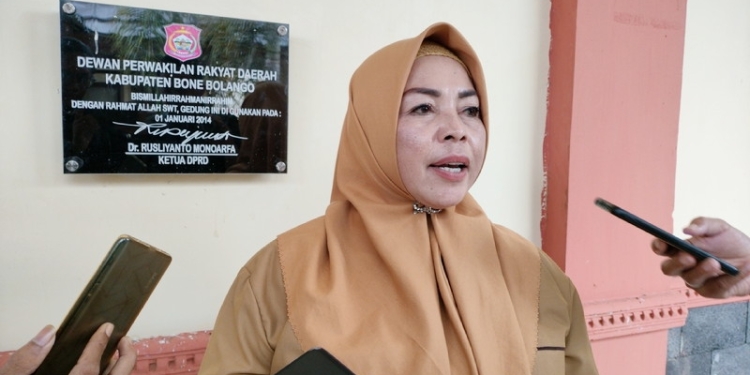 Sekertaris Dewan Kabupaten Bone Bolango, Mery S Ngadju. (Foto: Putra/Gopos)