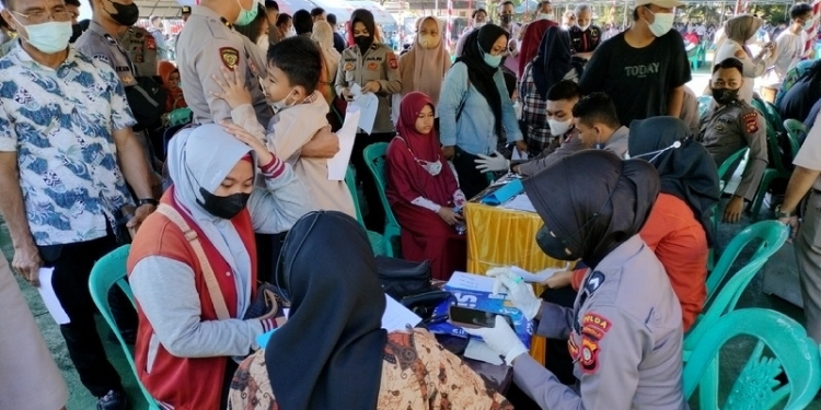 Warga antusias mengikuti gebyar vaksinasi dalam rangka menyambut Hari Ulang Tahun (HUT) RI Ke-77 di Polda Gorontalo, Selasa (9/8/2022). (Foto: Putra/Gopos)