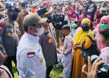 Penjabat (Pj) Gubernur Gorontalo, Hamka Hendra Noer bersama Kapolda Gorontalo Irjen Pol Helmi Santika saat meninjau pelaksanaan vaksinasi di Halaman Polda Gorontalo. (Foto: Putra/Gopos)