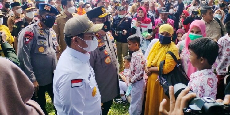 Penjabat (Pj) Gubernur Gorontalo, Hamka Hendra Noer bersama Kapolda Gorontalo Irjen Pol Helmi Santika saat meninjau pelaksanaan vaksinasi di Halaman Polda Gorontalo. (Foto: Putra/Gopos)