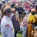 Penjabat (Pj) Gubernur Gorontalo, Hamka Hendra Noer bersama Kapolda Gorontalo Irjen Pol Helmi Santika saat meninjau pelaksanaan vaksinasi di Halaman Polda Gorontalo. (Foto: Putra/Gopos)