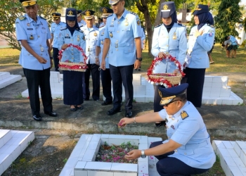 Kemenkumham Gorontalo Tabur Bunga di Makam Pahlawan