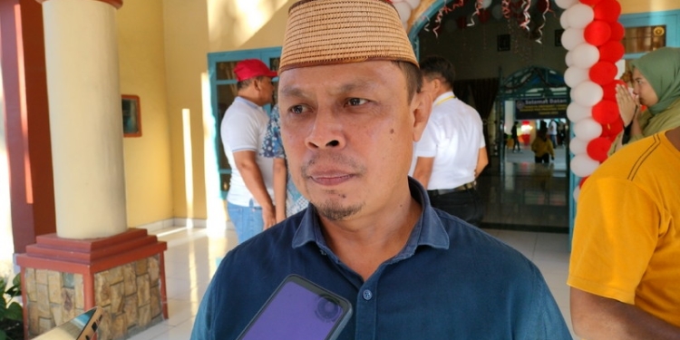 Sekertaris Daerah Kabupaten Gorontalo, Roni Sampir diwawancarai usai kegiatan Kongres Biasa ASPROV PSSI Gorontalo di Balai Guru Penggerak (BGP) Provinsi Gorontalo Desa Pentadio Timur, Kecamatan Telaga Biru, Kabupaten Gorontalo, Sabtu (13/8/2022). (Foto: Putra/Gopos)