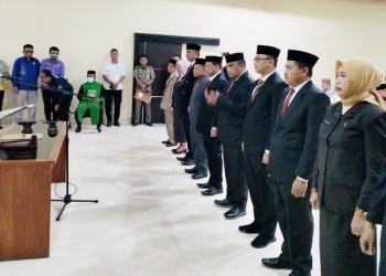 Bupati Gorontalo, Nelson Pomalingo melantik 10 pejabat eselon II di Aula Badan Kepegawaian dan Pengembangan Sumber Daya Manusia (BKPSDM) Kabupaten Gorontalo, Kamis (18/8/2022). (Foto: Putra/Gopos)