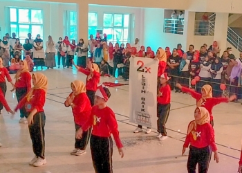 Penampilan Sekretariat Dewan (Setwan) Kabupaten Bone Bolango memukau seluruh audiens saat Lomba Goyang Hamim Merlan (Hamer) di Auditorium Kabupaten Bone Bolango, Rabu (24/8/2022). (Foto: Putra/Gopos)