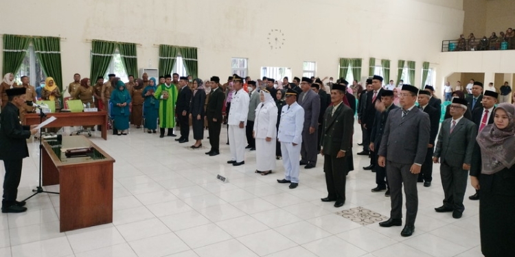 Bupati Gorontalo, Nelson Pomalingo melantik 47 Pejabat Struktural di lingkungan Pemerintah Daerah Kabupaten Gorontalo di Gedung Kasmat Lahay, Senin (29/8/2022). (Putra/Gopos)
