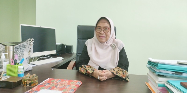 Dekan Fakultas Matematika dan Ilmu Pengetahuan Alam (MIPA) Universitas Negeri Gorontalo (UNG), Prof Astin Lukum saat ditemui gopos.id. (foto: Putra/Gopos)