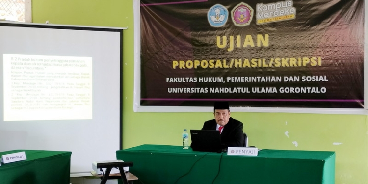 etua Dewan Perwakilan Rakyat Daerah (DPRD), Halid Tangahu mantap mengikuti ujian skirpsi sarjana hukum di Universitas Nahdatul Ulama Gorontalo (UNUGO), Rabu (31/8/2022). (Foto: Putra/Gopos)